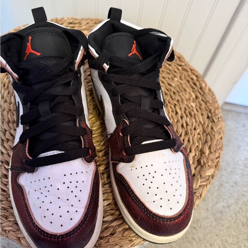 Nike Air Jordan 1 Mid SE "Wear-Away - Infrared"   Size 3Y. Great Condition.